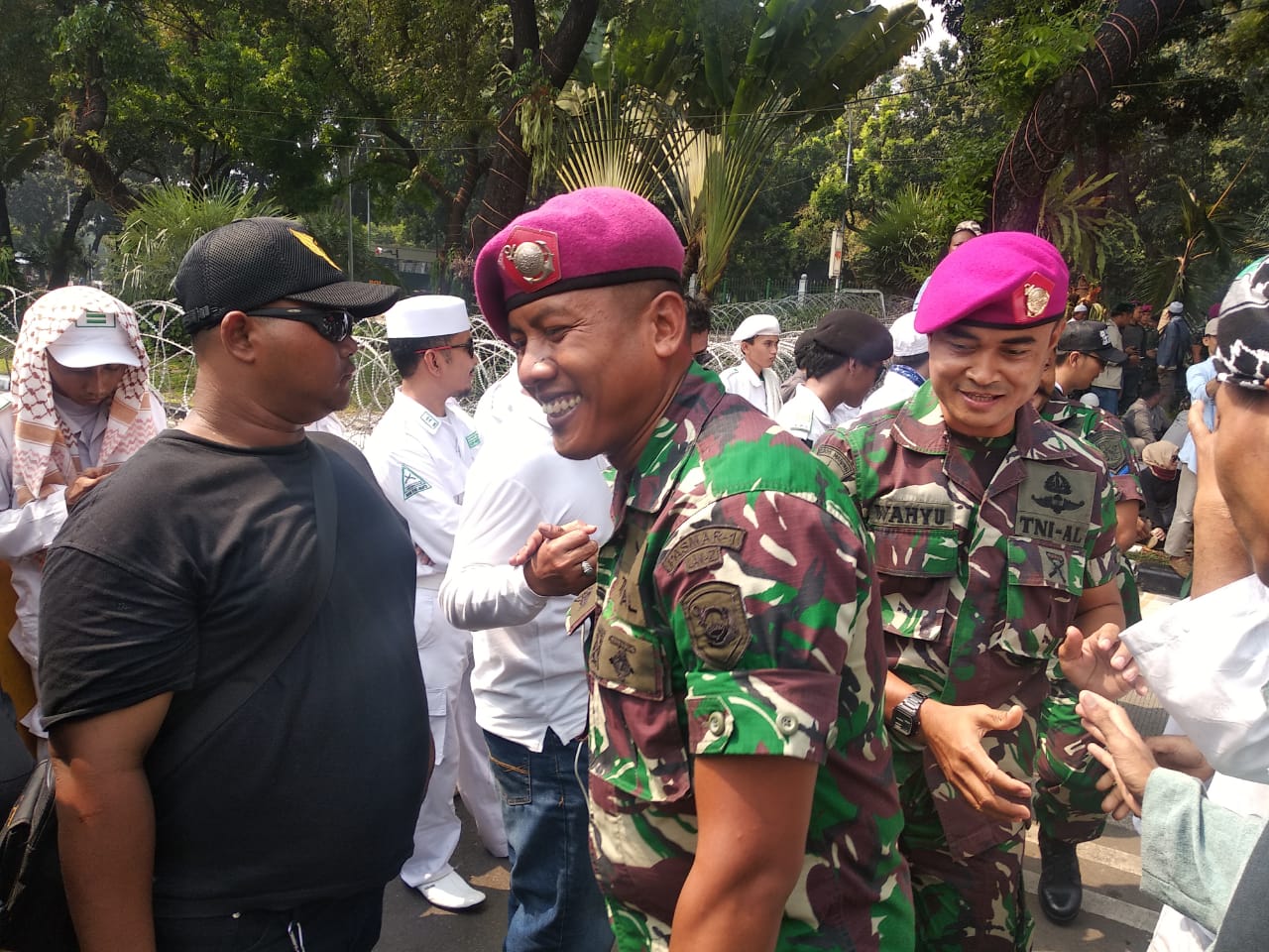 Anggota TNI datang menuju kerumunan massa 