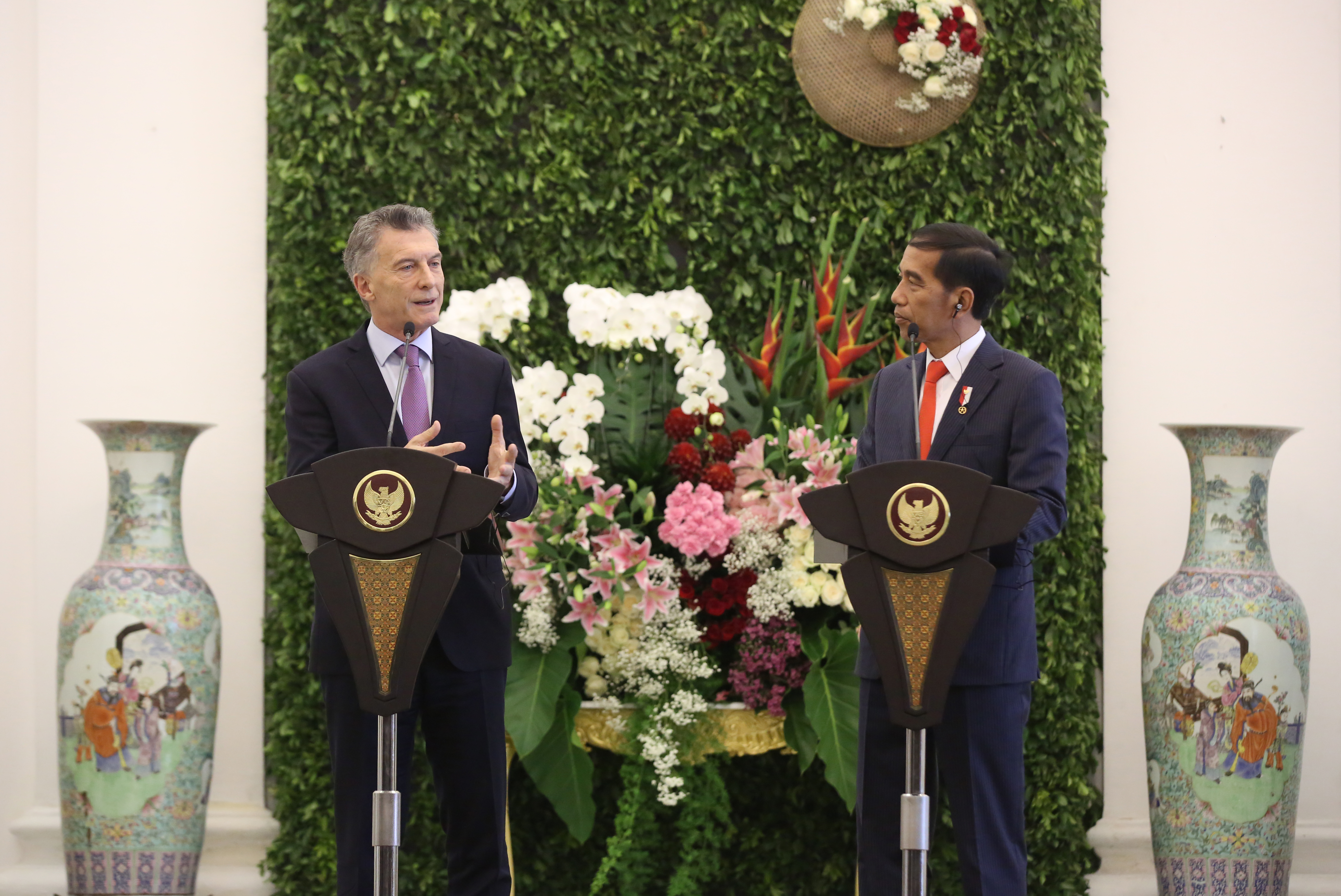  Presiden Joko Widodo (kanan) dan Presiden Republik Argentina Mauricio Macri memberikan keterangan bersama