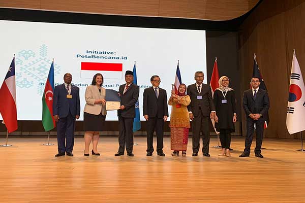 Menteri Pendayagunaan Aparatur Negara dan Reformasi Birokrasi, Syafruddin, menerima piala dan piagam United Nations Public Service Award 