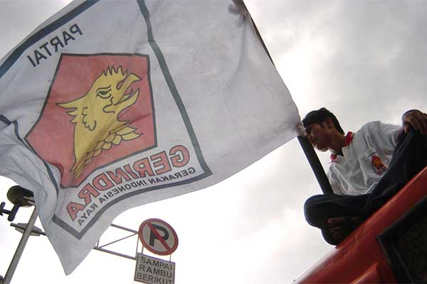 Seorang simpatisan partai Gerakan Indonesia Raya (Gerindra) di Depkumham, Jakarta, Rabu (27/2). 