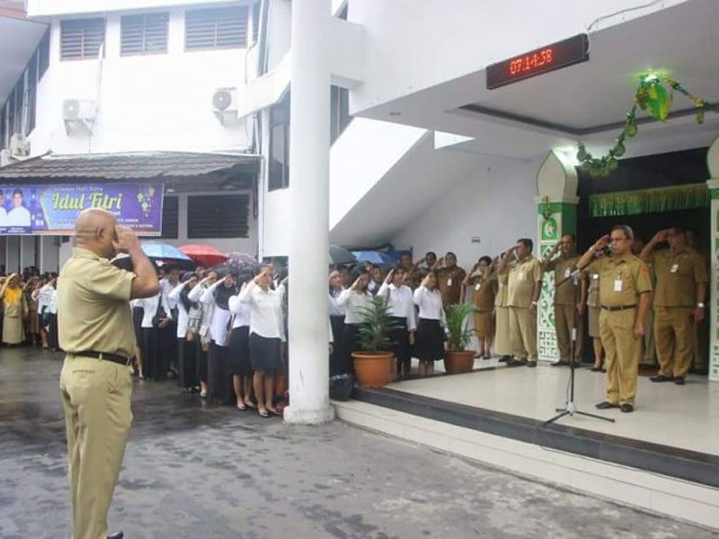 Apel perdana Aparatur Sipil Negara (ASN) Ambon di hari pertama pascacuti bersama libur lebaran 2019, di balai kota, Senin.