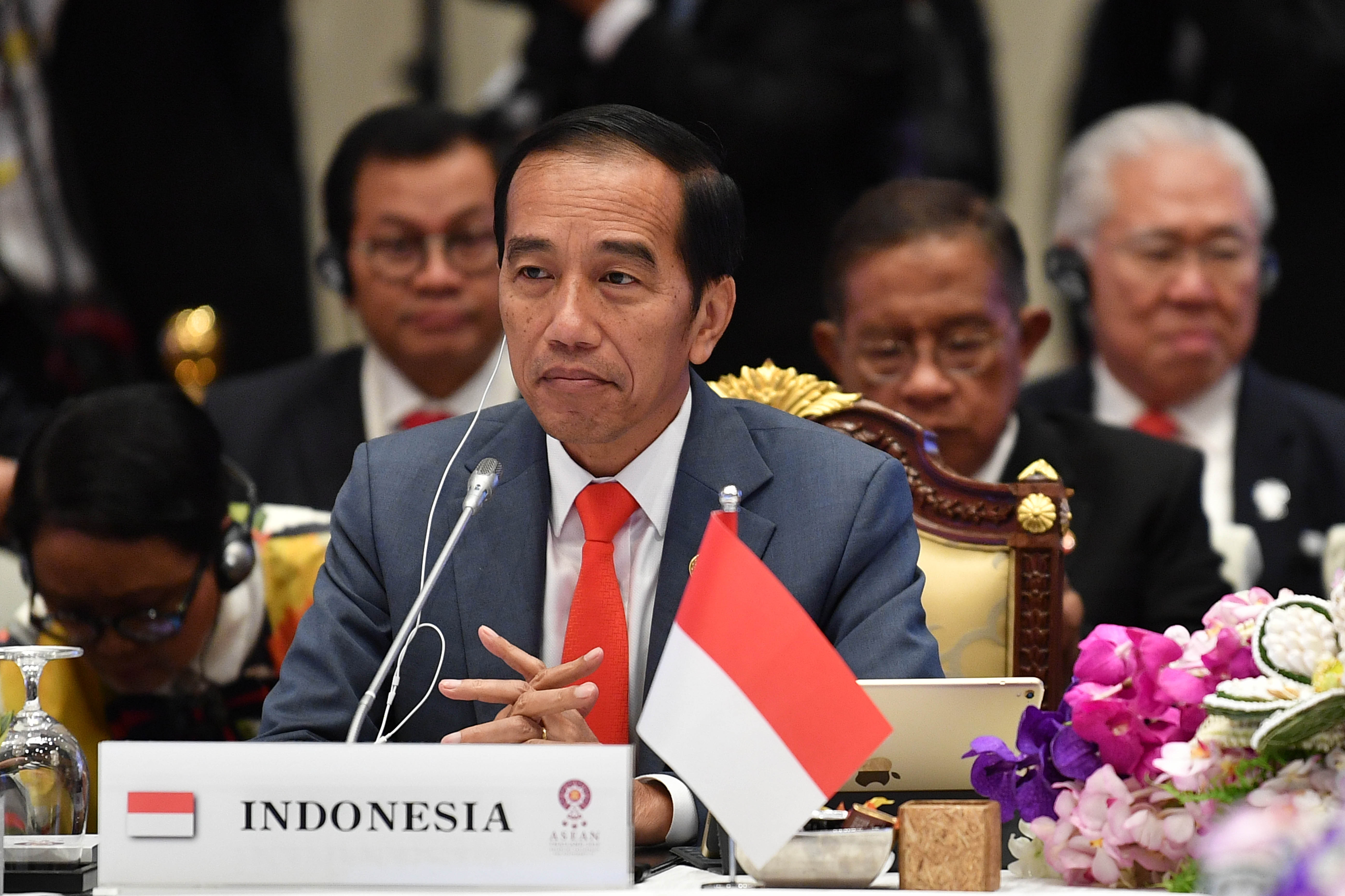 Presiden Joko Widodo mengikuti Sidang Pleno KTT ASEAN ke-34 di Bangkok, Thailand, hari ini.