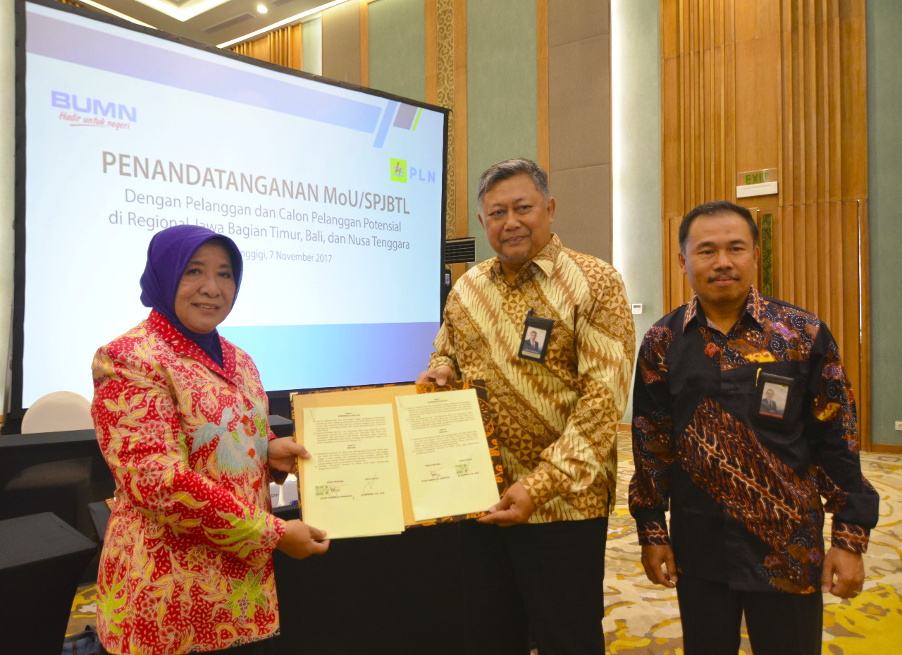 PLT Direktur Utama PLN Djoko R. Abumanan (tengah)