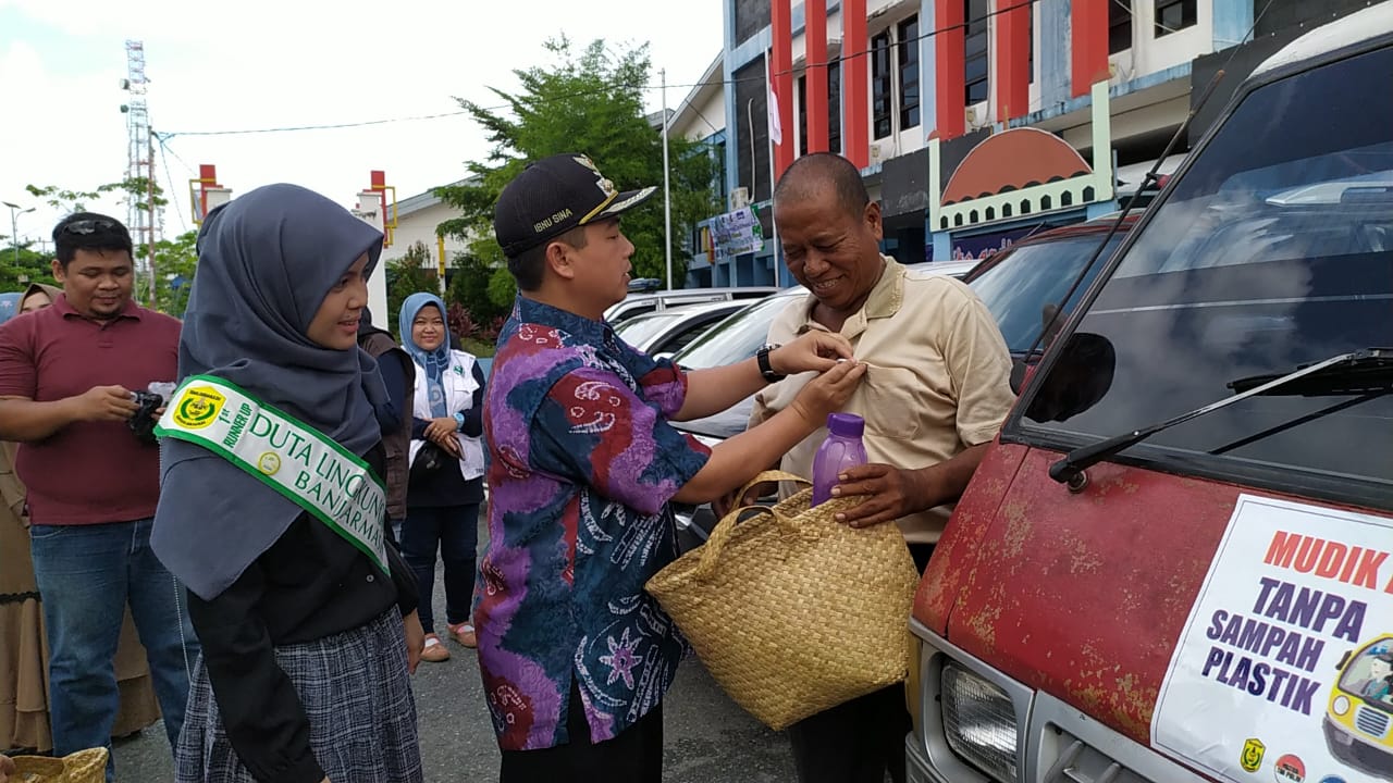 Walikota Banjarmasin, Ibnu Sina mengkampanyekan mudik tanpa kantong plastik kepada pemudik di Terminal Pal 6 Banjarmasin. 