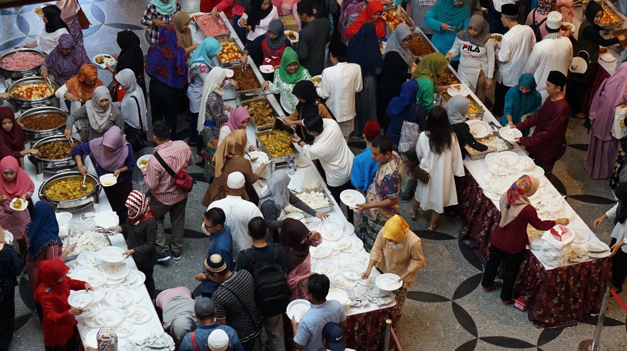 3.700 Masyarakat Indonesia Menikmati Ketupat Sayur Khas Indonesia di KBRI Singapura, Rabu (5/6). 