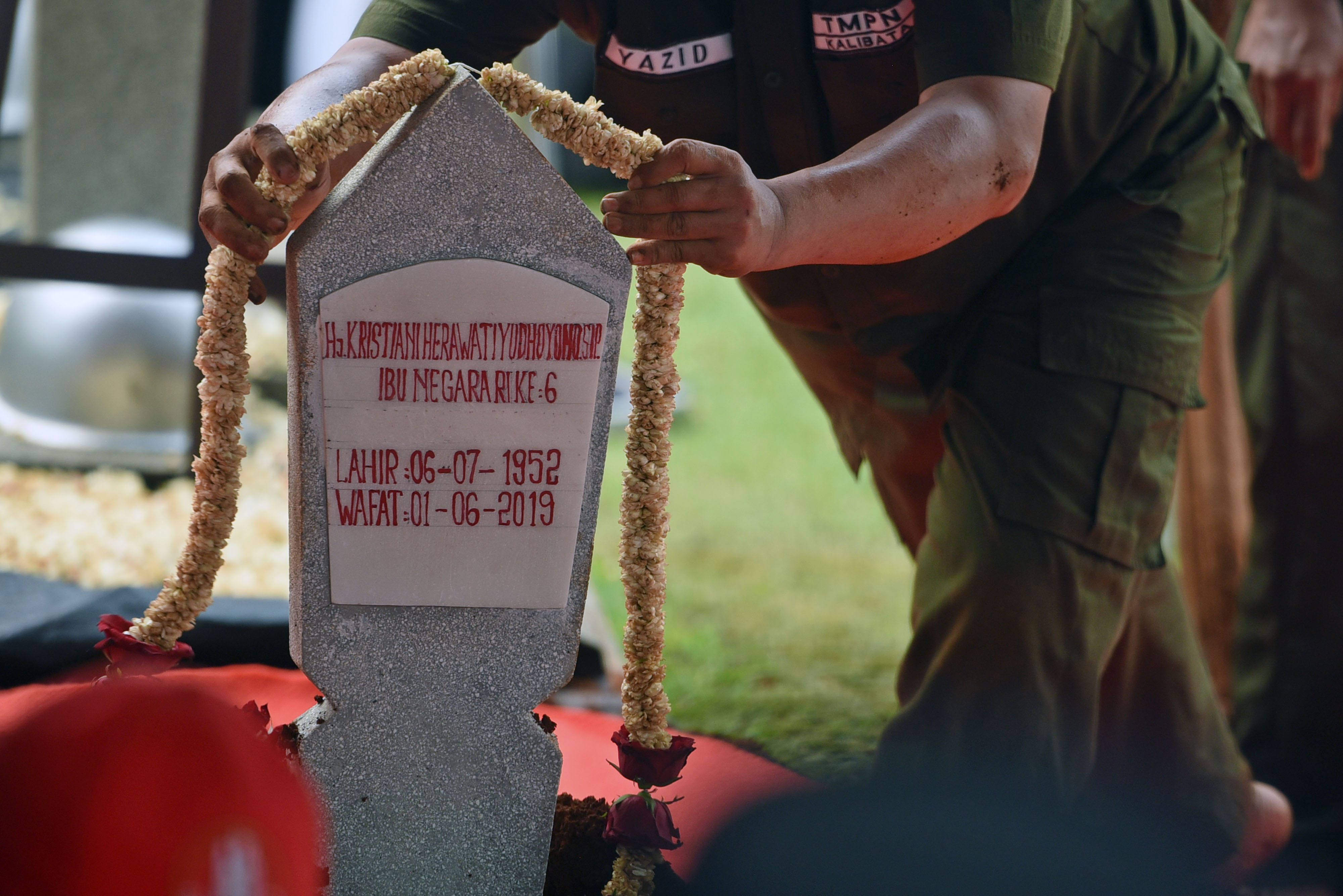 Petugas memasang rangkaian bunga melati pada nisan makam istri Presiden ke-6 RI Susilo Bambang Yudhoyono, Kristiani Herawati.