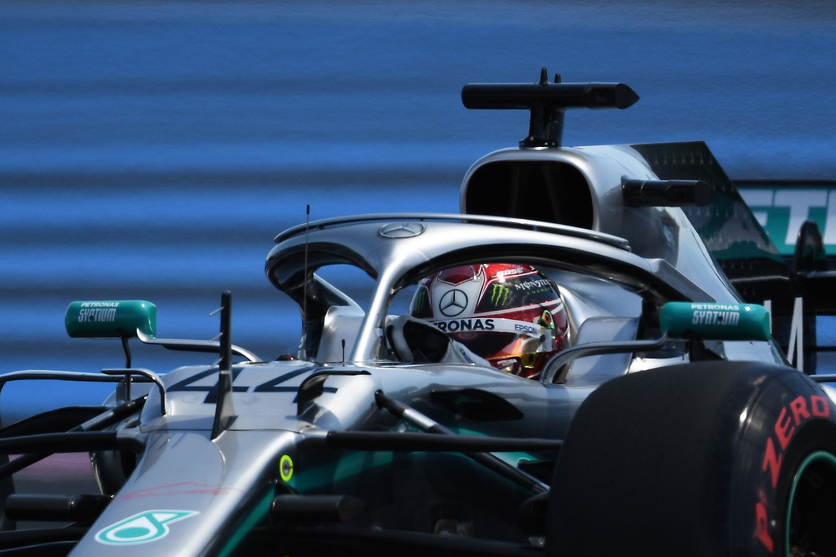 Pembalap Inggris Mercedes Lewis Hamilton bersaing dalam sesi kualifikasi di Sirkuit Paul Ricard di Le Castellet, Prancis selatan 