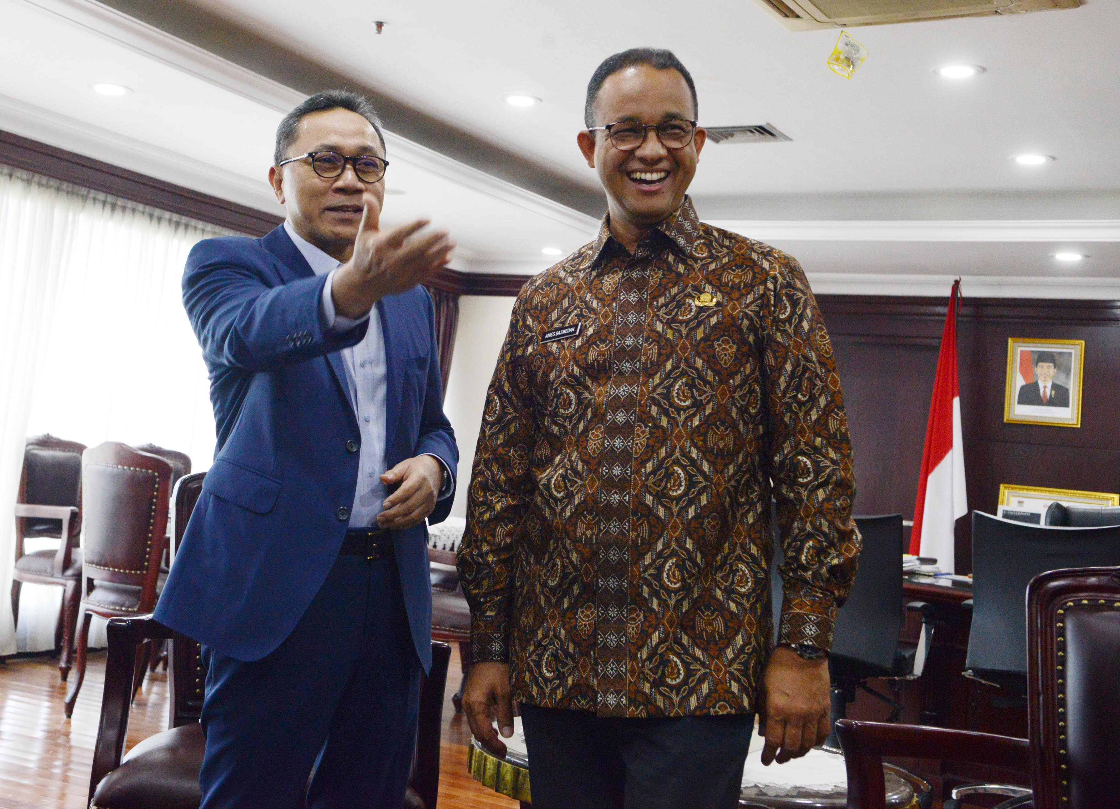 Ketua MPR Zulkifli Hasan dan Gubernur DKI Jakarta Anies Baswedan di Kompleks Parlemen, Senayan, Jakarta, beberapa waktu silam.