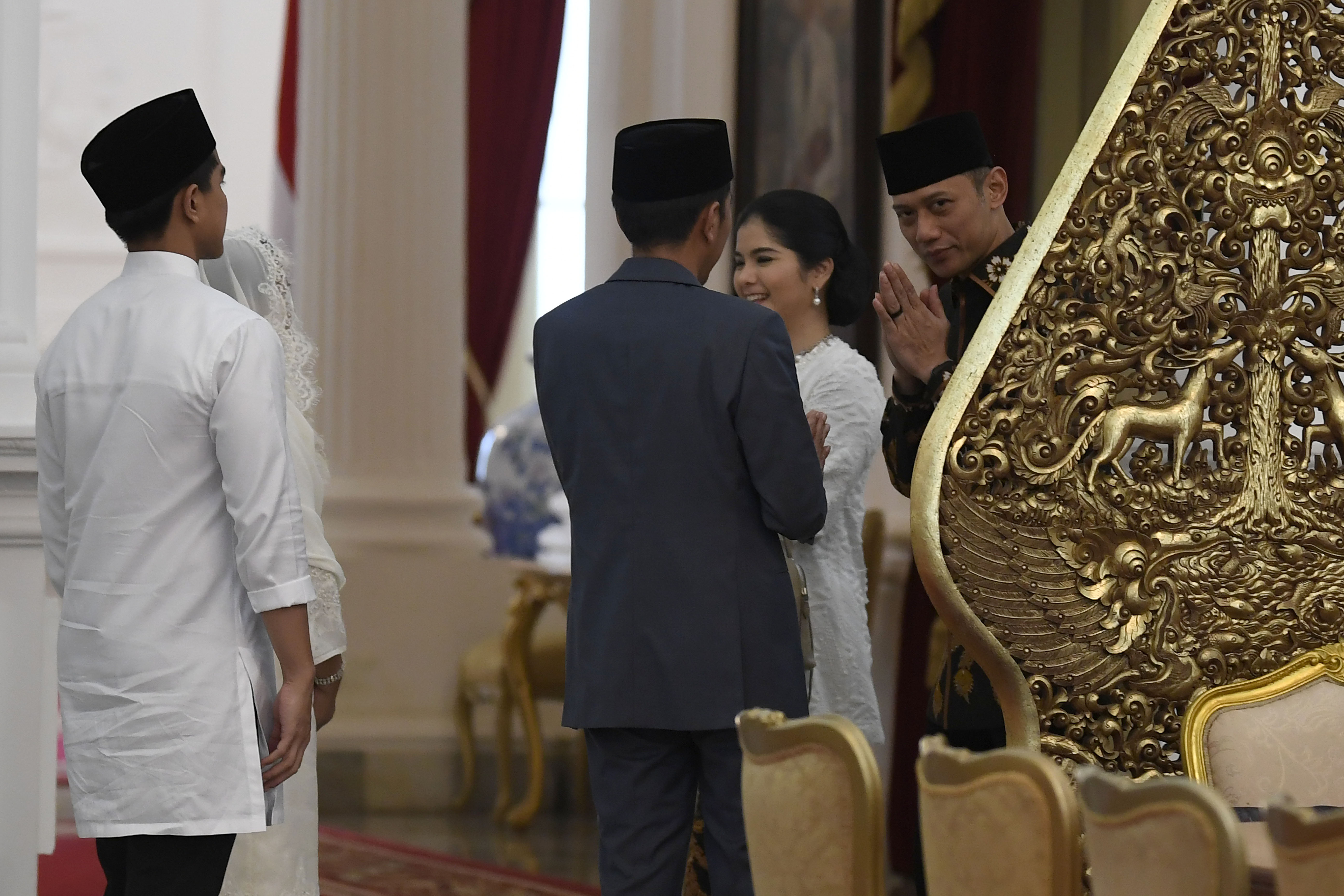 Presiden Joko Widodo didampingi Kaesang Pangarep (kiri) saat menerima putra Presiden SBY, Agus Harimurti Yudhoyono