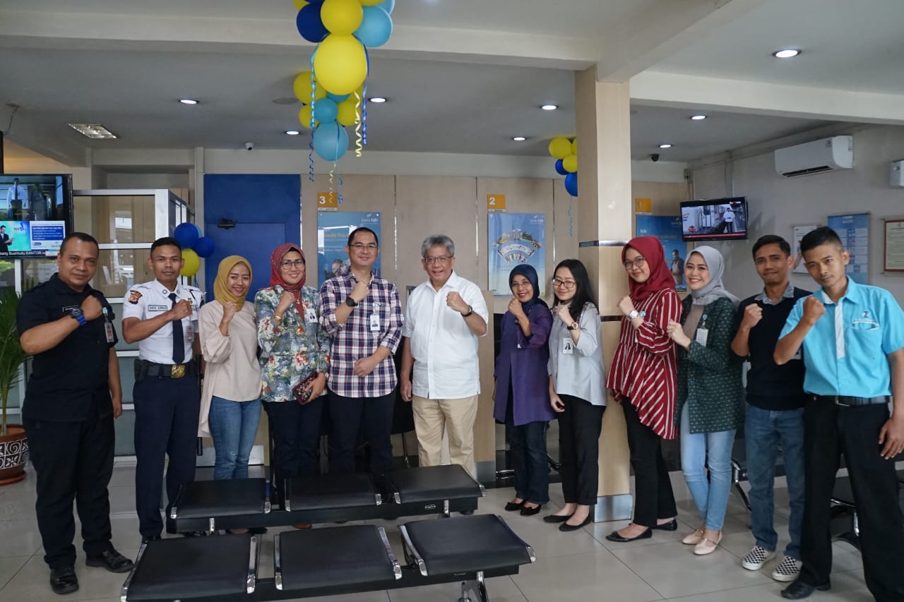 Direktur utama Bank BJB Yuddy Renaldi (kemeja putih berkacamata) beserta Manajemen Bank BJB melakukan kunjungan ke sejumlah kantor cabang.