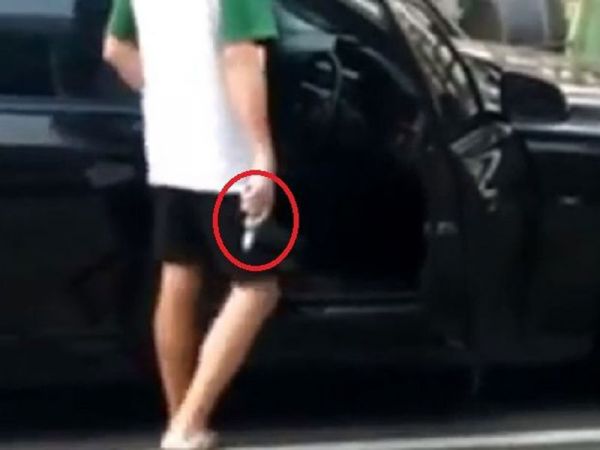  Pria pengendara mobil BMW yang menodongkan pistol.