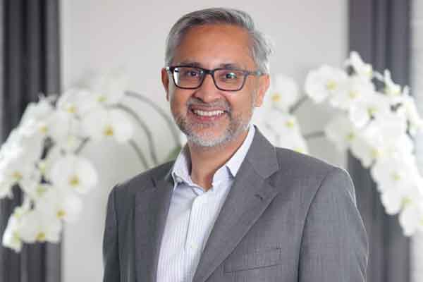 Duta Besar Inggris untuk Indonesia Moazzam Malik berpose untuk Media Indonesia di Residen Kedutaan Besar Inggris, Jakarta, Kamis (22/12). 