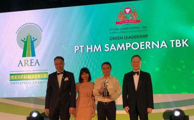  Manager Operation Transport PT HM Sampoerna Tbk, Didi Indratno Purnomo (kedua dr kanan) dan Sustainability Coordinator Annisa Sekaringtias 