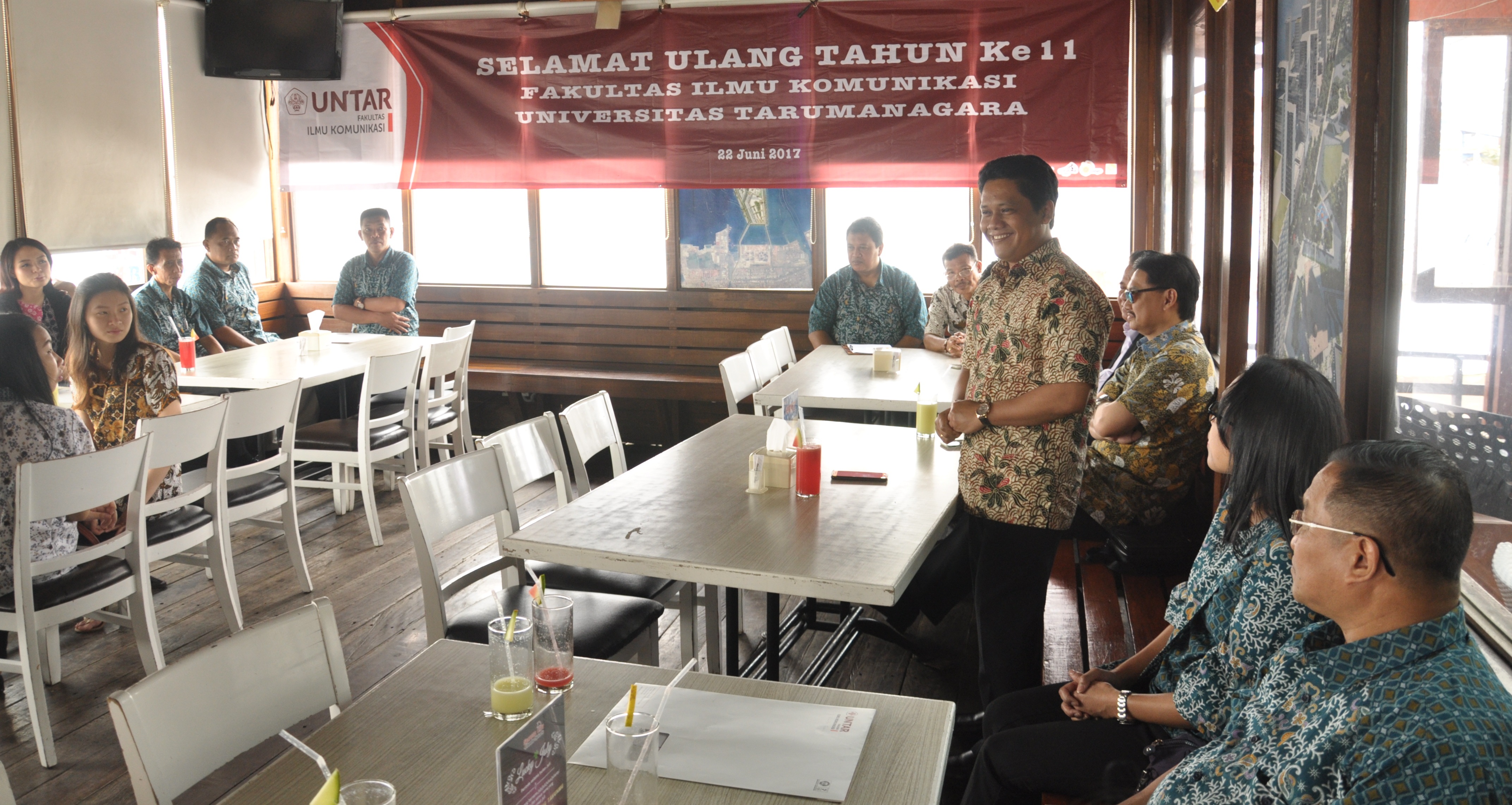 Rektor Prof. Dr. Agustinus Purna Irawan saat memberi sambutan