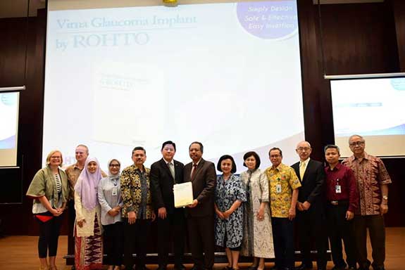  Dr dr Virna Dai Oktariana, SpM(K) ciptakan implan glaukoma untuk kebutuhan operasi guna  yang diberi nama Virna Glaucoma Implant by Rohto