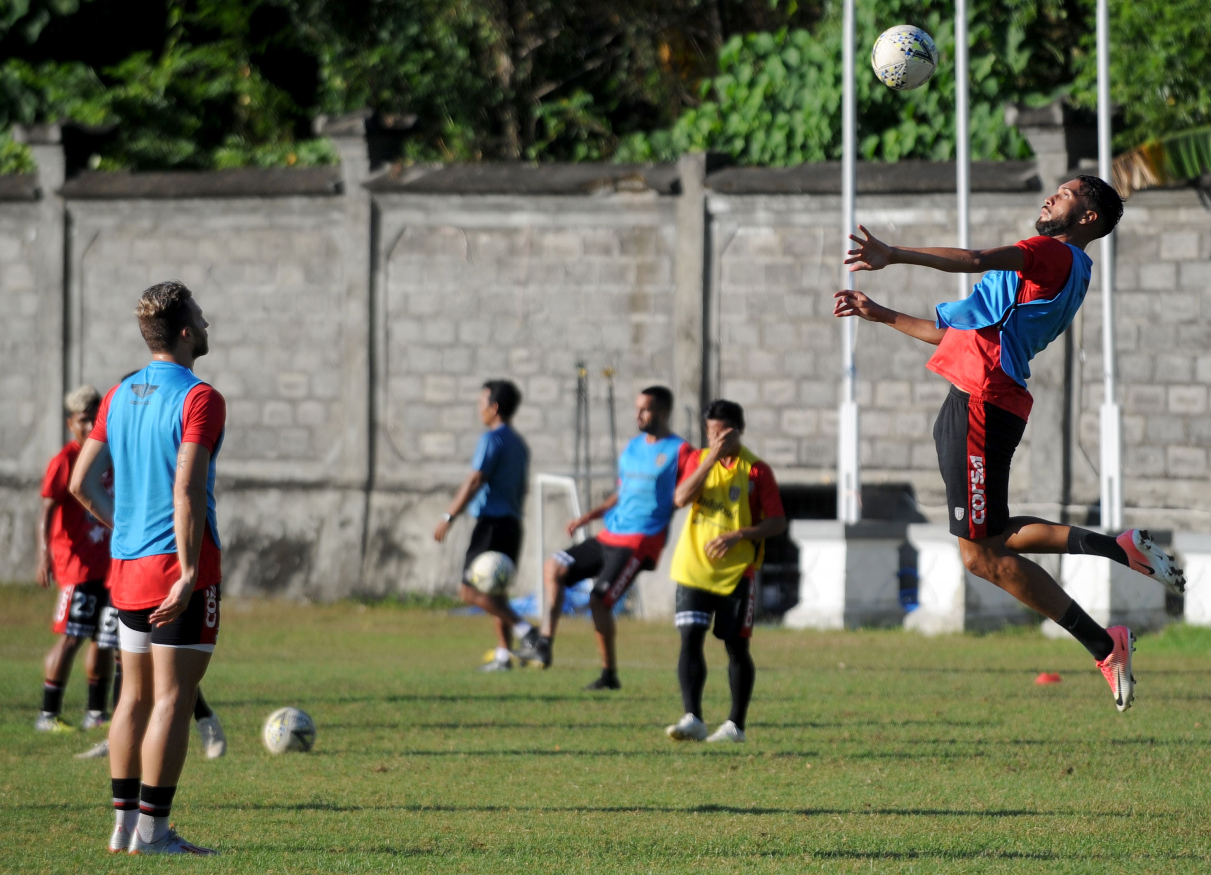  Pemain sepak bola Bali United berpartisipasi dalam sesi pelatihan di Kuta