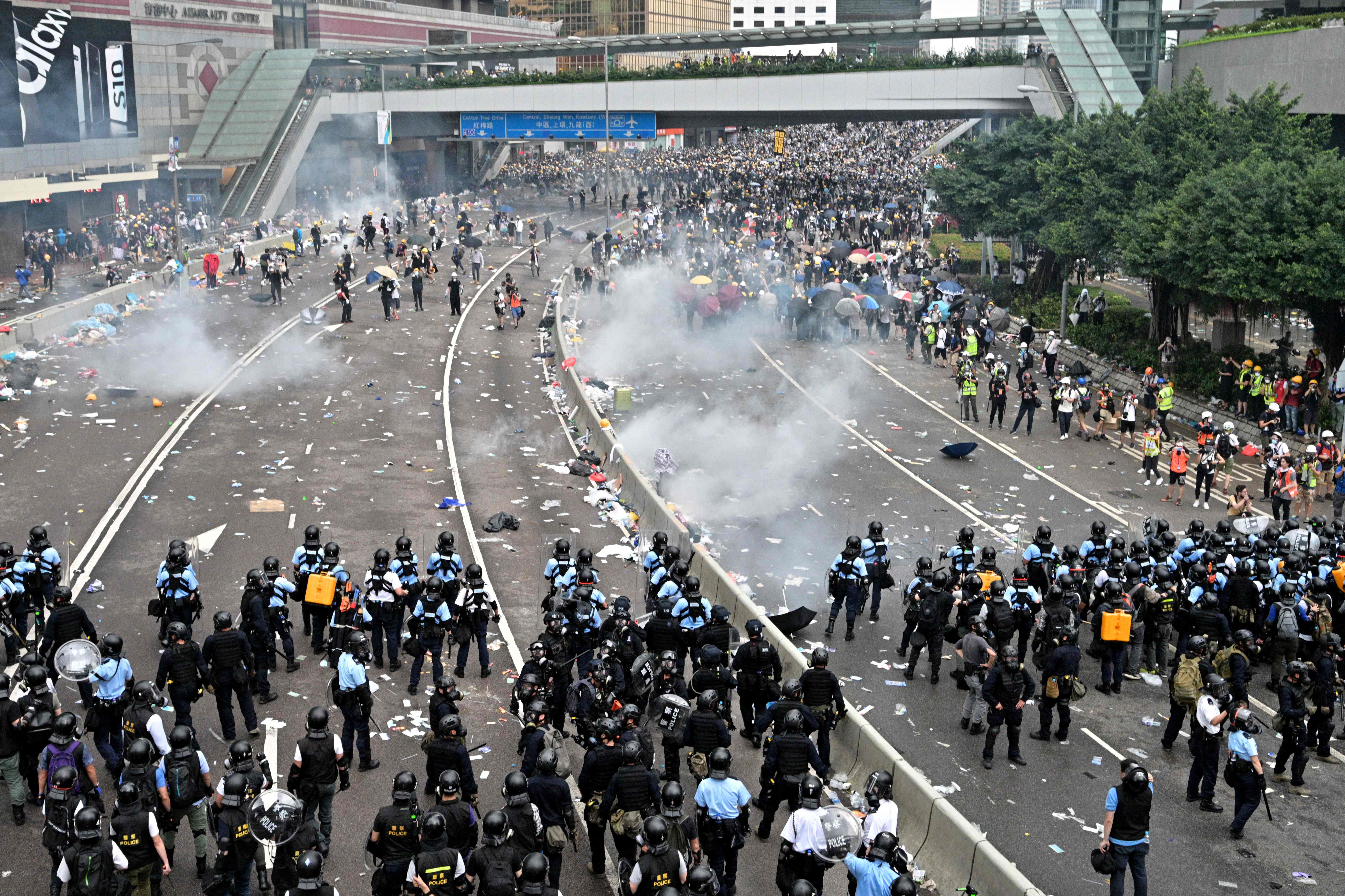 Polisi Hong Kong menembakkan gas air mata ke arah demonstran.