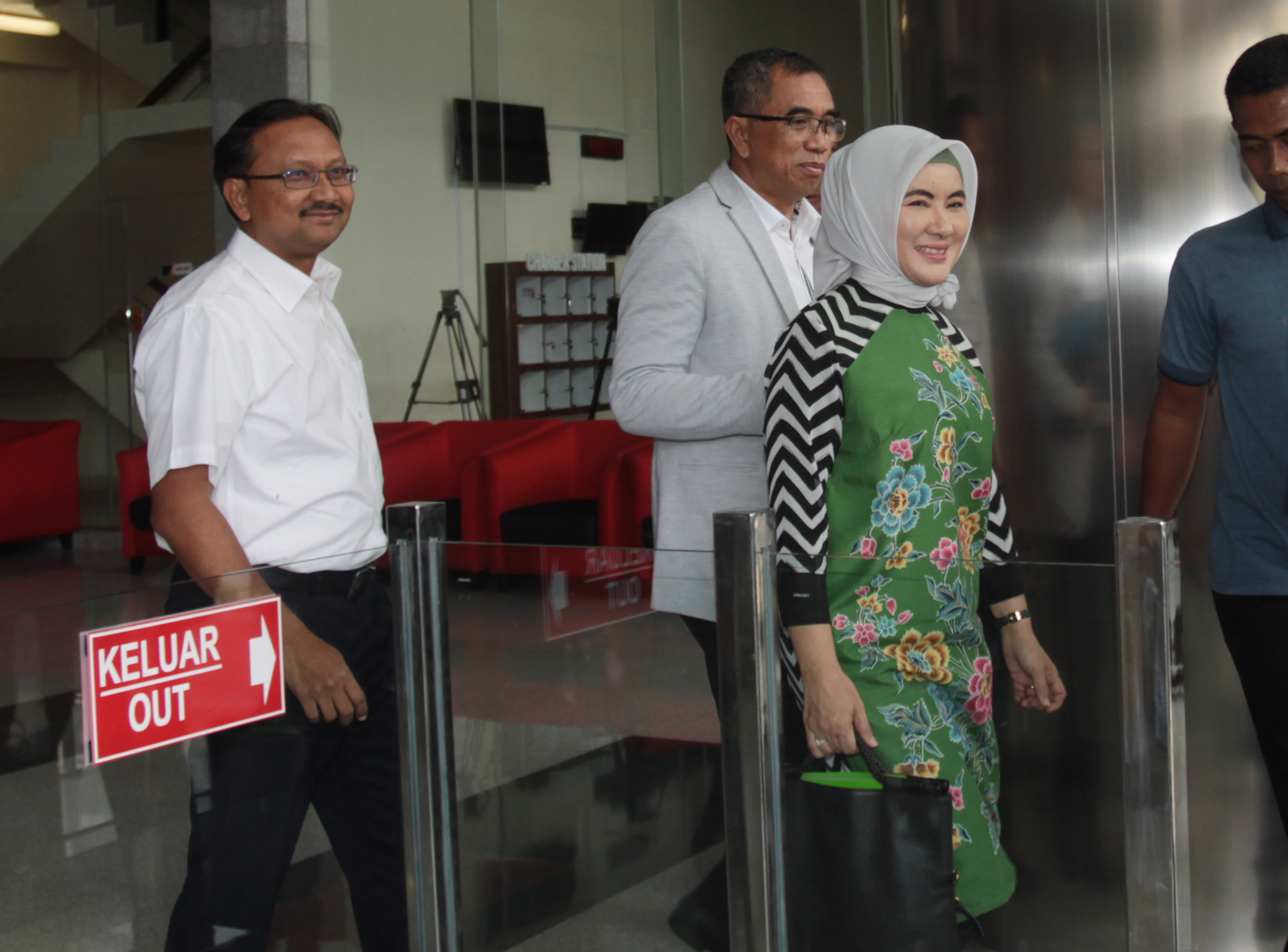 Direktur Utama PT Pertamina (Persero) Nicke Widyawati (kanan) seusai menjalani pemeriksaan di KPK, Senin (10/6). 