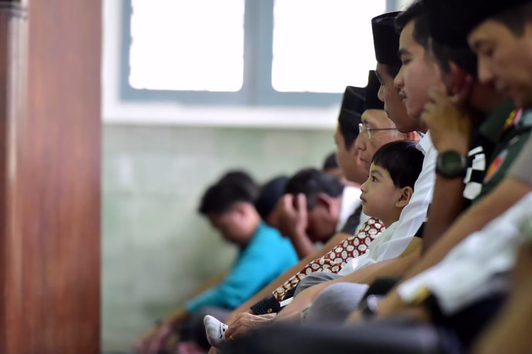 Presiden Joko Widodo bersama cucunya, Jan Ethes, dan kedua putranya, Gibran, dan Kaesang, salat Jumat di Masjid Syuhada, Yogyakarta, (7/6).