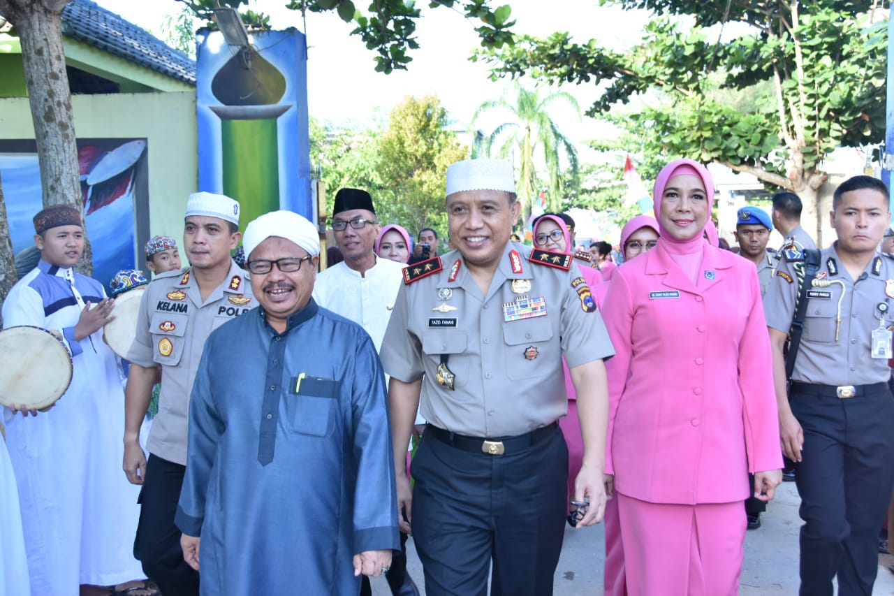 Kapolda Kalsel Irjen Pol Yazid Fanani melakukan anjangsana ke Ponpes Darul Ilmi dan Panti Asuhan Putra Asri Banjarmasin.