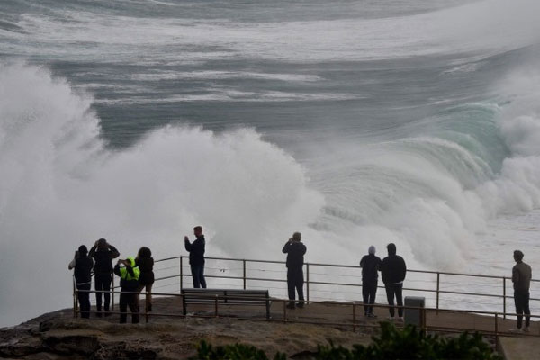 Warga di Australia masih beraktivitas meskipun suhu dingin sudah mulai melanda.  