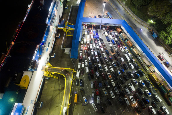  Foto udara kendaraan pemudik tujuan Sumatera antre memasuki kapal Roro di Pelabuhan Merak, Banten, Senin (3/6).