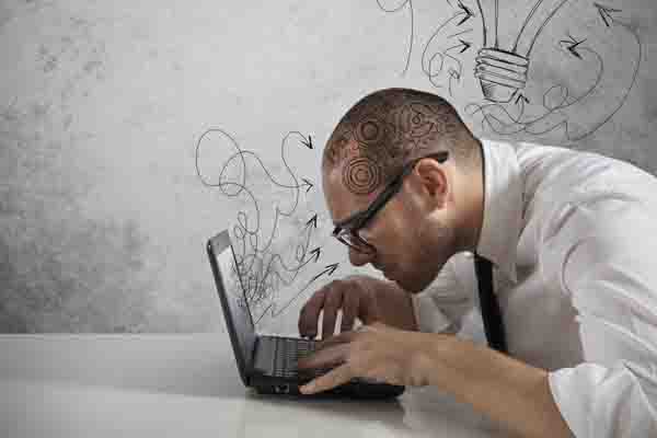 Membaca berita melalului laptop.