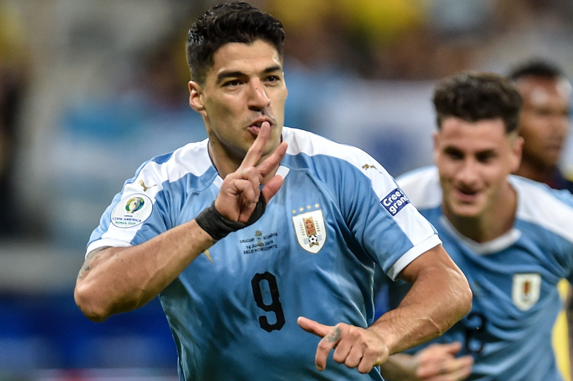 Pemain sepakbola Uruguay, Luis Suarez merayakan kemenangan melawan Ekuador dalam  Copa America, Minggu (16/6). 