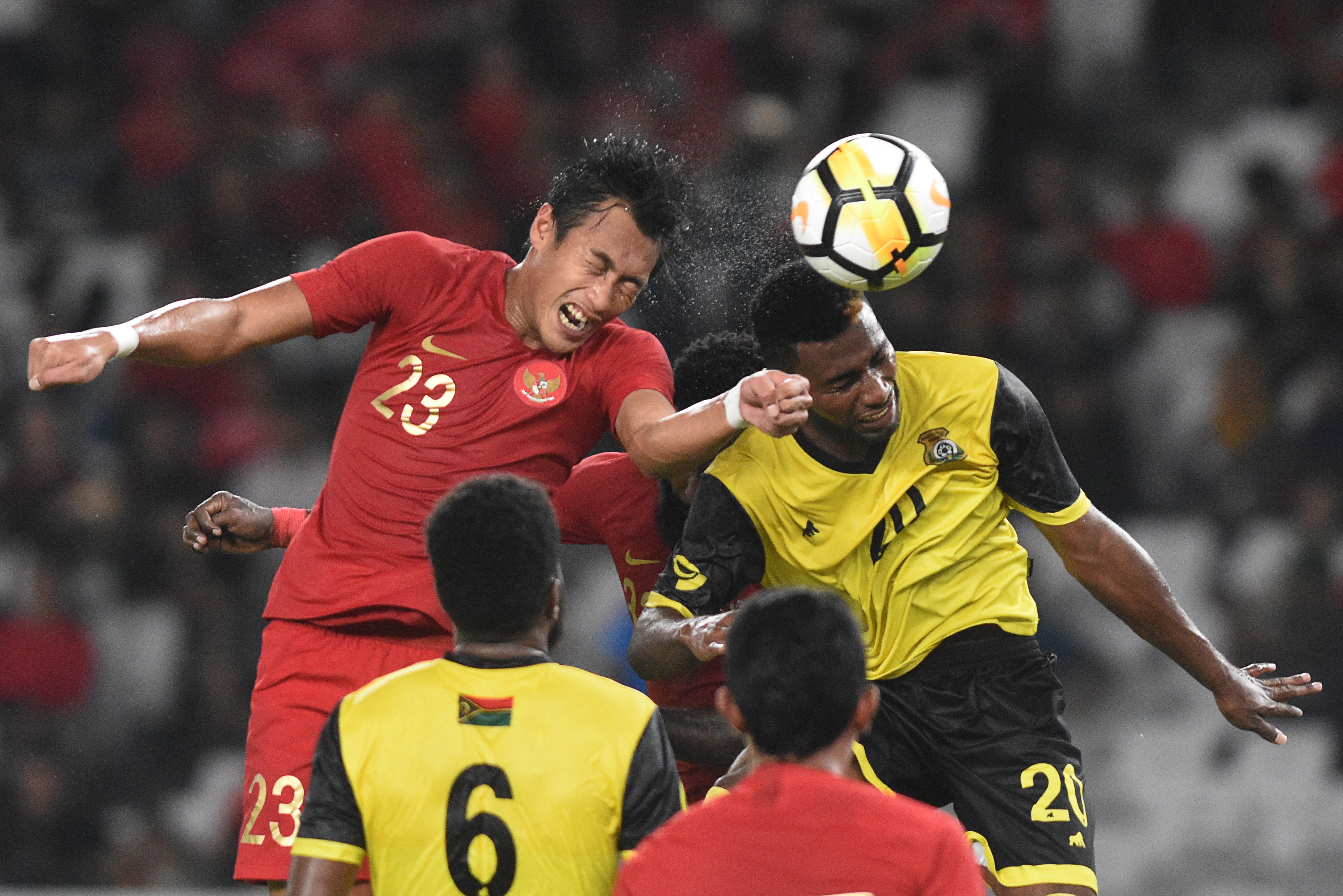  Hansamu Yama Pranata (kiri) duel udara dengan pesepak bola timnas Vanuatu Selwyn Vatu (kanan) pada pertandingan persahabatan  