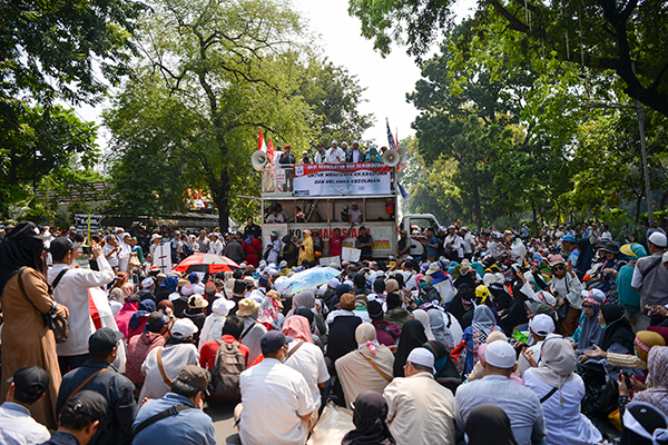 Massa aksi kawal putusan Mahkamah Konstitusi (MK) 