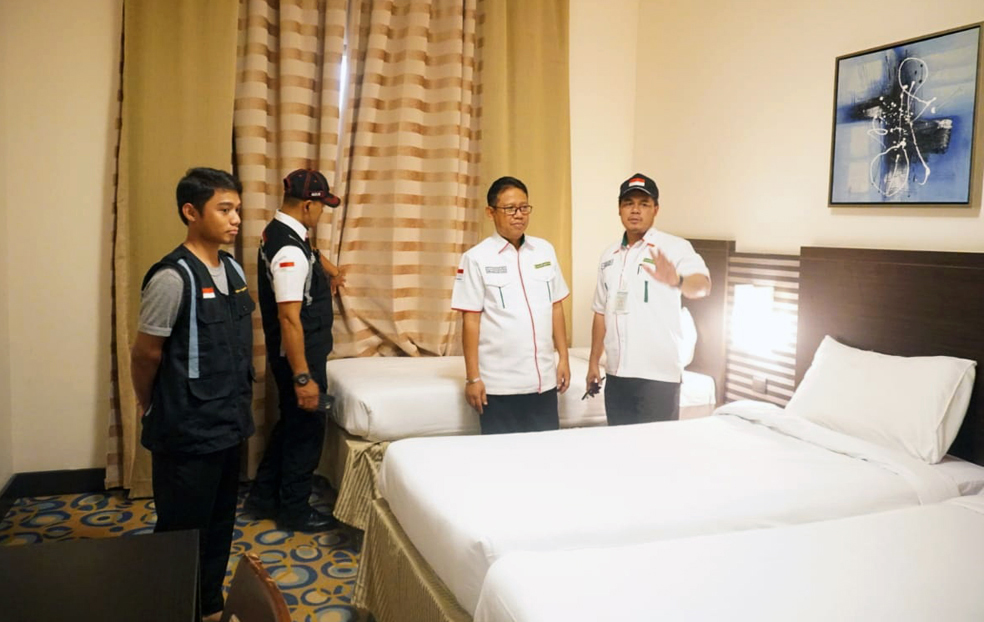   Konsul Haji KJRI Jeddah Endang Jumali, (kanan)