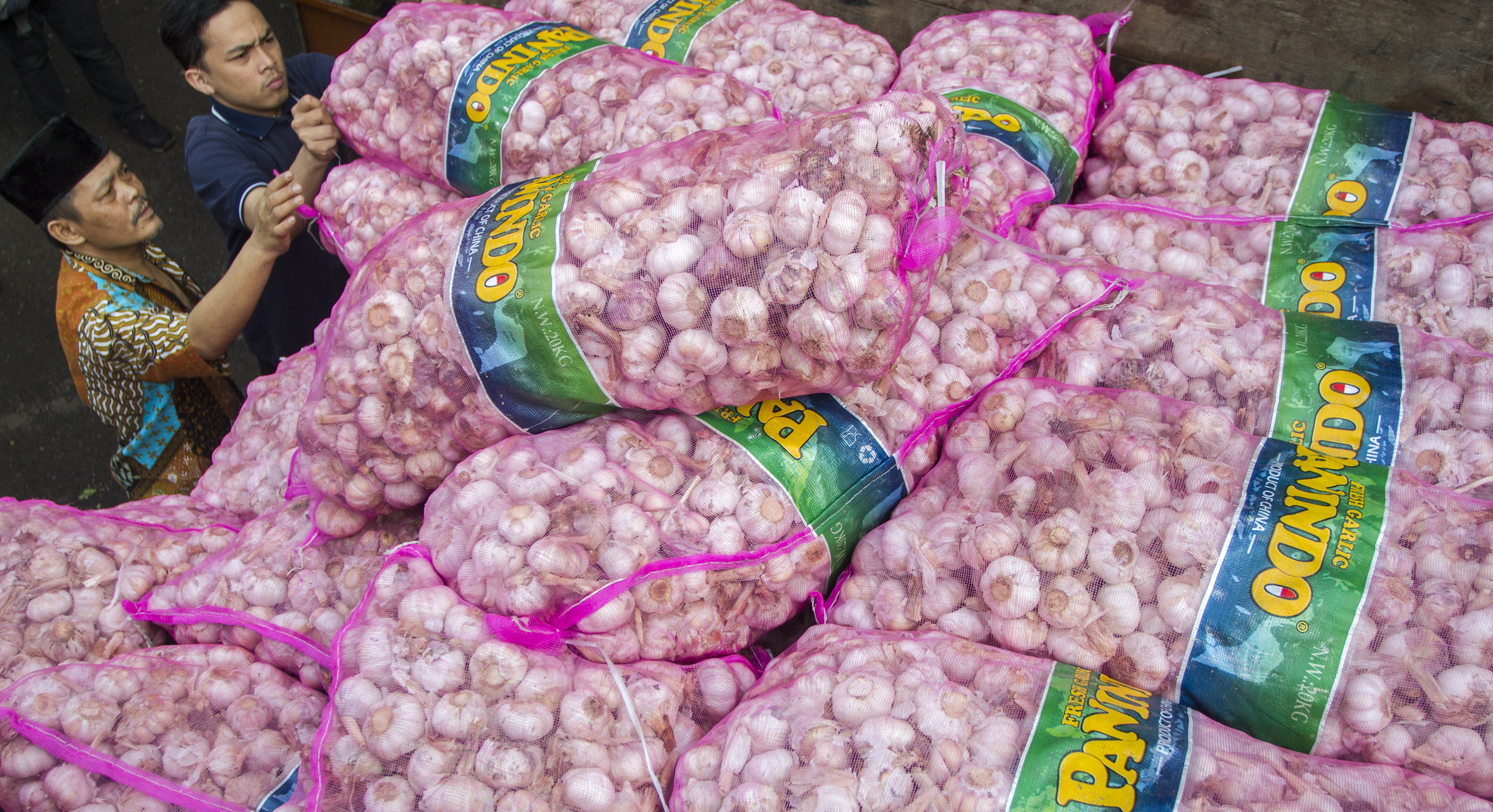 Warga mengambil bawang putih yang dijual saat operasi pasar bawang putih