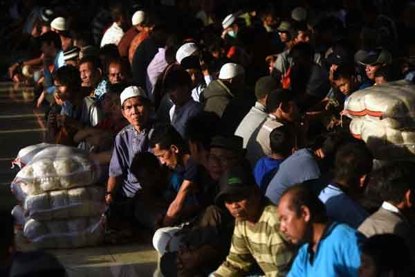  Sejumlah mustahik (warga penerima zakat) menunggu giliran pembagian beras zakat fitrah di Masjid Istiqlal, Jakarta, Selasa (4/6).
