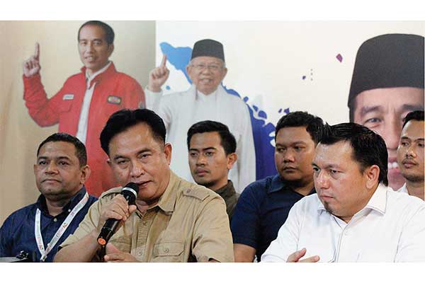 Ketua Tim Kuasa Hukum Jokowi-Amin, Yusril Ihza Mahendra (tengah), menyampaikan keterangan mengenai tanggapan atas keputusan sidang permohona