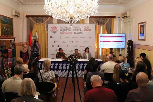 Konferensi pers yang diselenggarakan di Wisma Duta KBRI Moskow