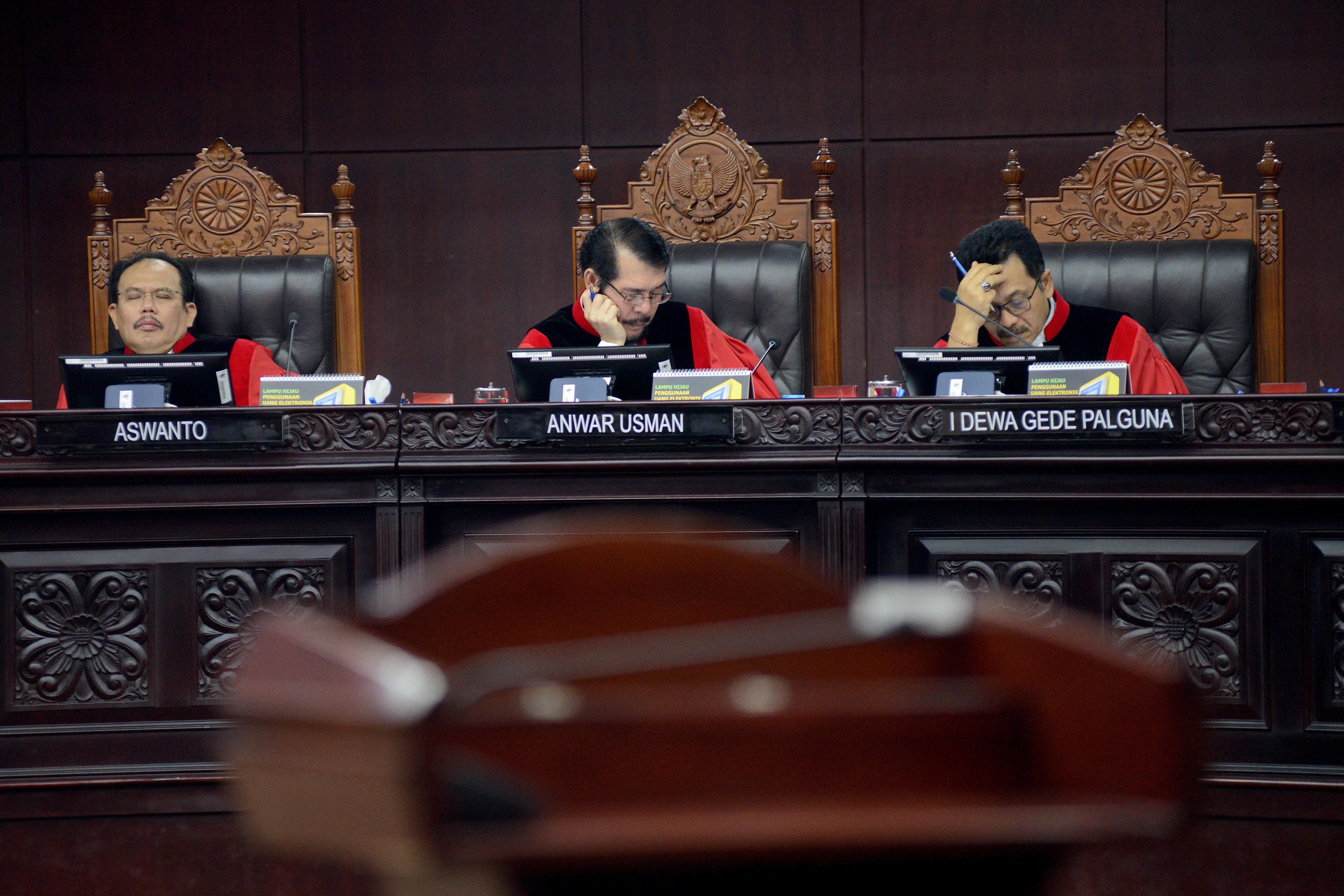 Hakim MK membaca putusan PHPU