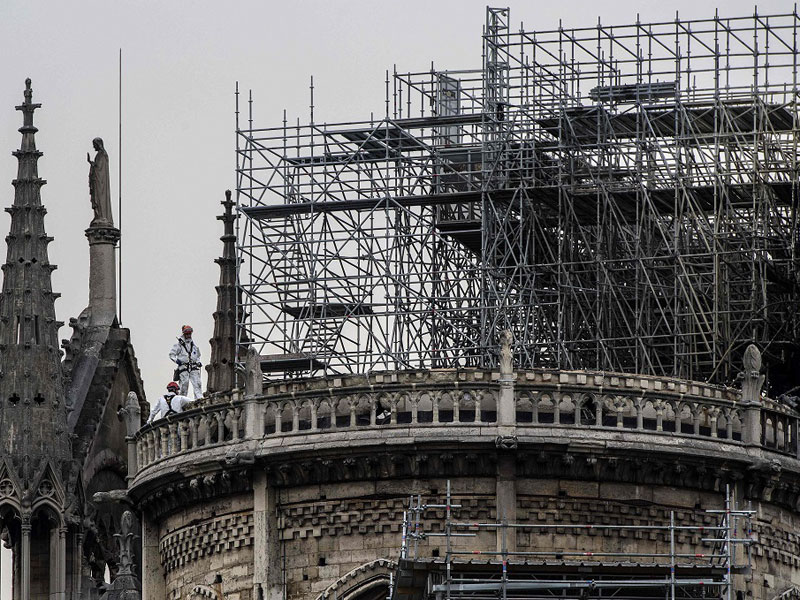 Pekerja berada di atap Katedral Notre Dame di Paris, Prancis, 23 April 2019.