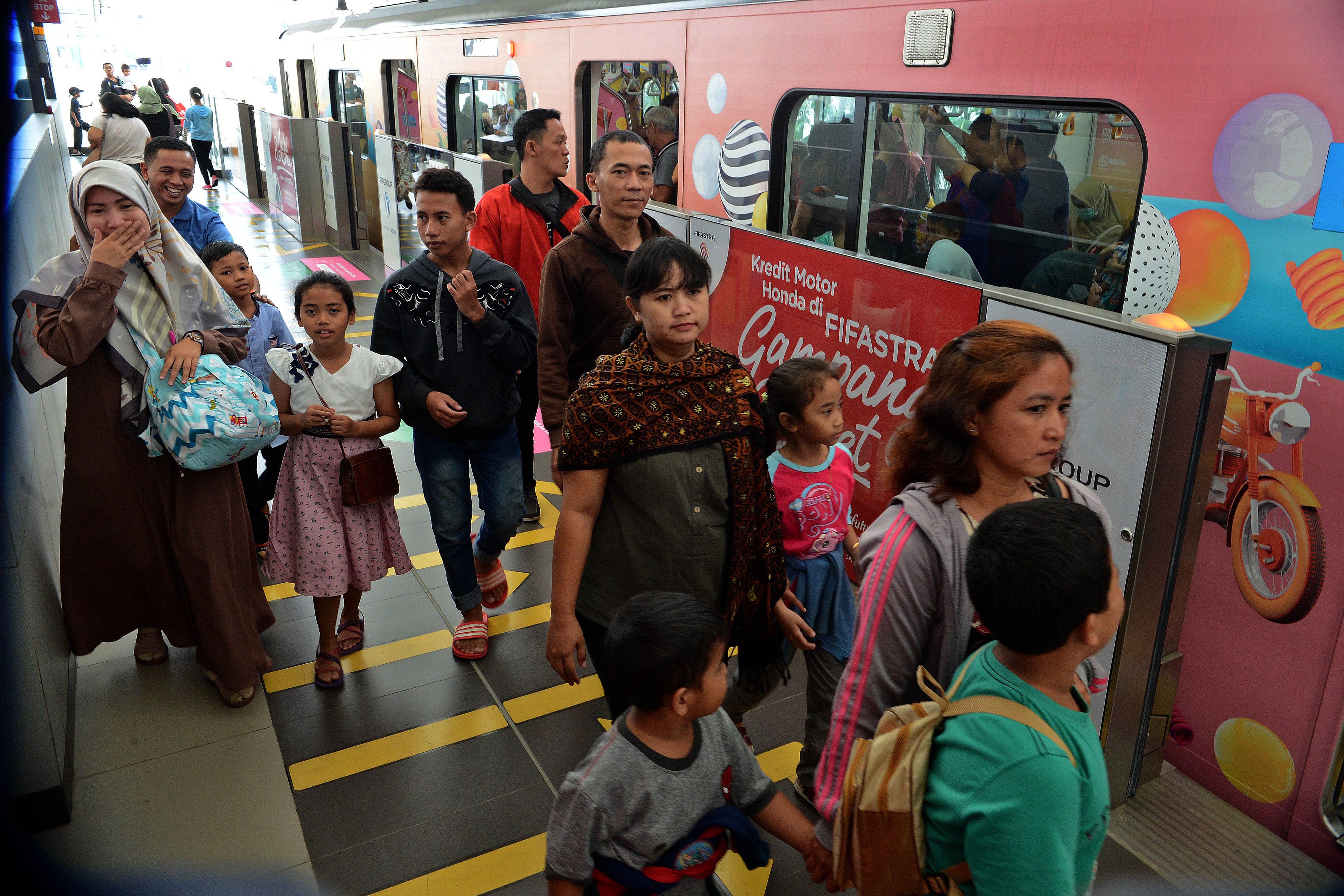 Kepadatan masyarakat yang akan menggunakan Moda Raya Terpadu (MRT) di Stasiun MRT Bundaran HI, Thamrin , Jakarta.