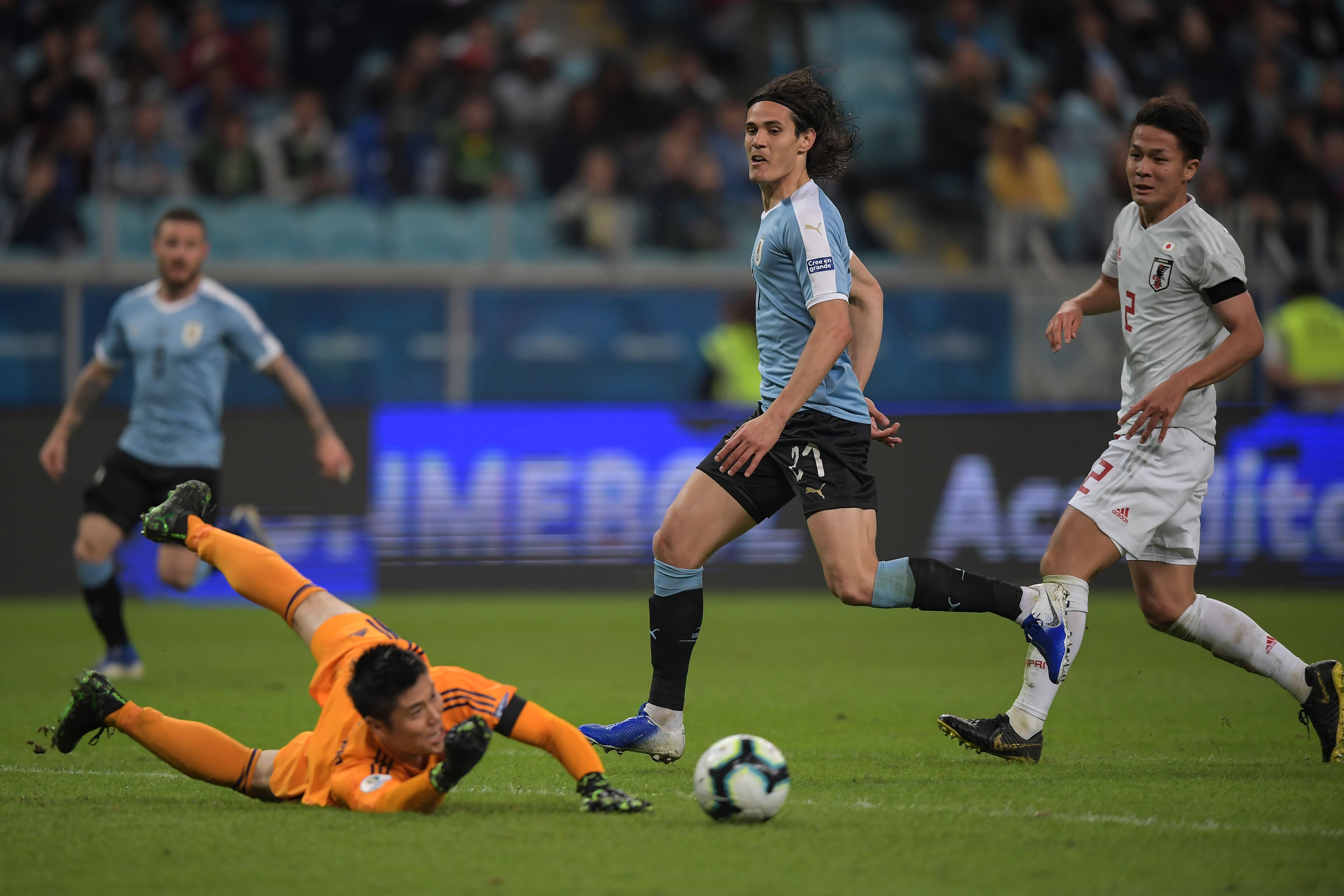 Kiper Jepang, Eiji Kawashima (bawah), berkali-kali berhasil menyelamatkan gawangnya dari kebobolan saat melawan Uruguay.