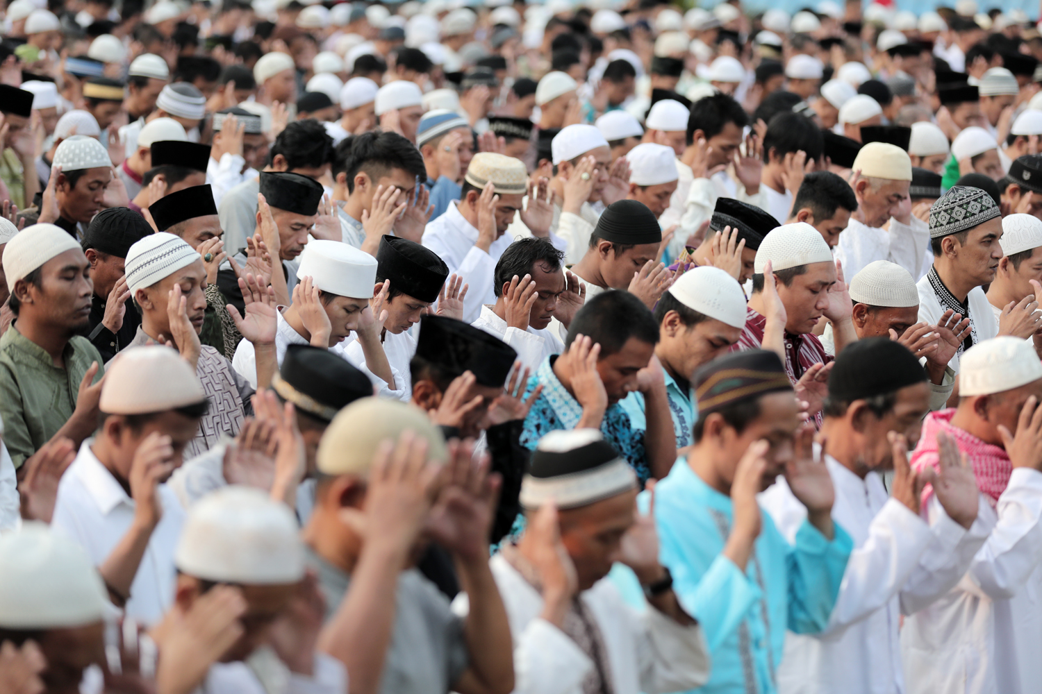 Warga binaan melaksanakan salat Idul Fitri di lapangan Rutan Kelas 1 Cipinang, Jakarta
