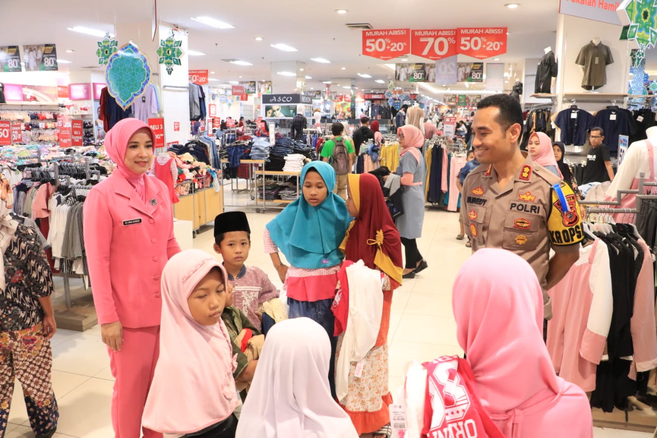 Kapolres Karawang AKB Nuredy Irwansyah Putra mengajak 22 anak yatim untuk berbelanja di mal.