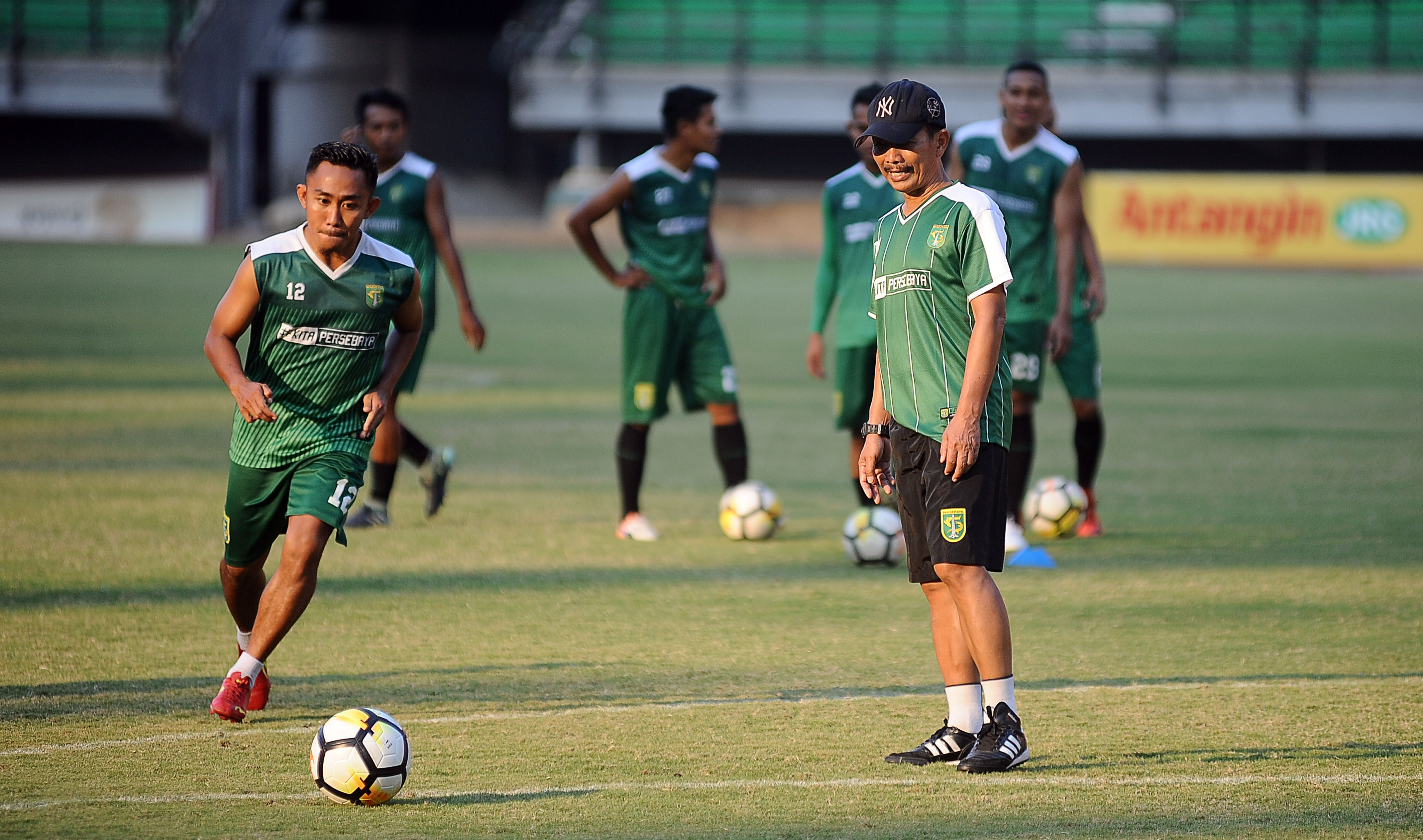 Pelatih kepala Persebaya Surabaya Djadjang Nurdjaman (kanan) memimpin sesi latihan Persebaya.