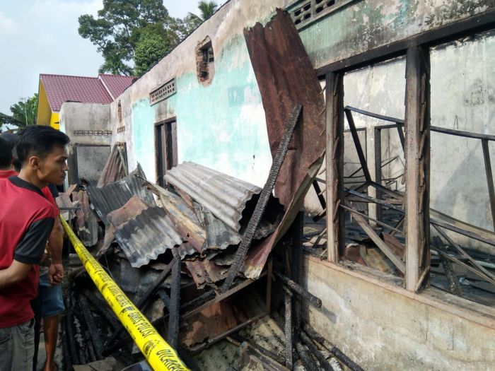 Warga melihat lokasi pabrik mancis yang terbakar di Dairi, Kabupaten Langkat, Sumatra Utara, Jumat (21/6). 