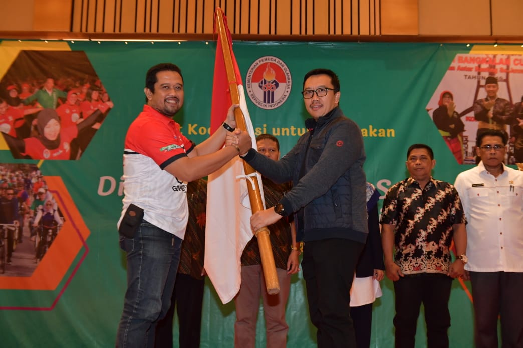 Secara simbolis, Menpora menyerahkan bendera Merah Putih kepada Ketua Tim Jelajah Ade Imanuddin