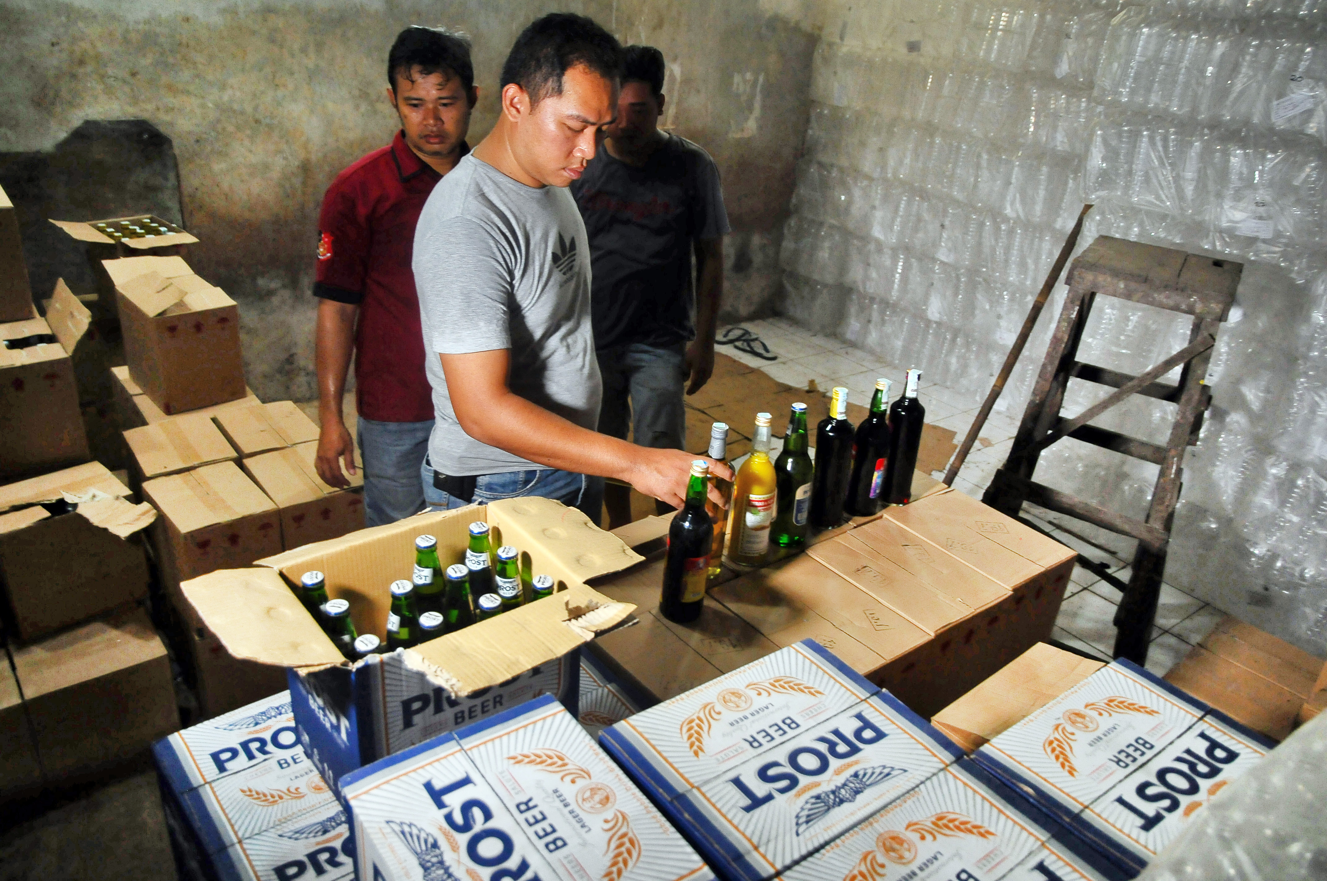 ilustrasi -- penggerebekan gudang miras