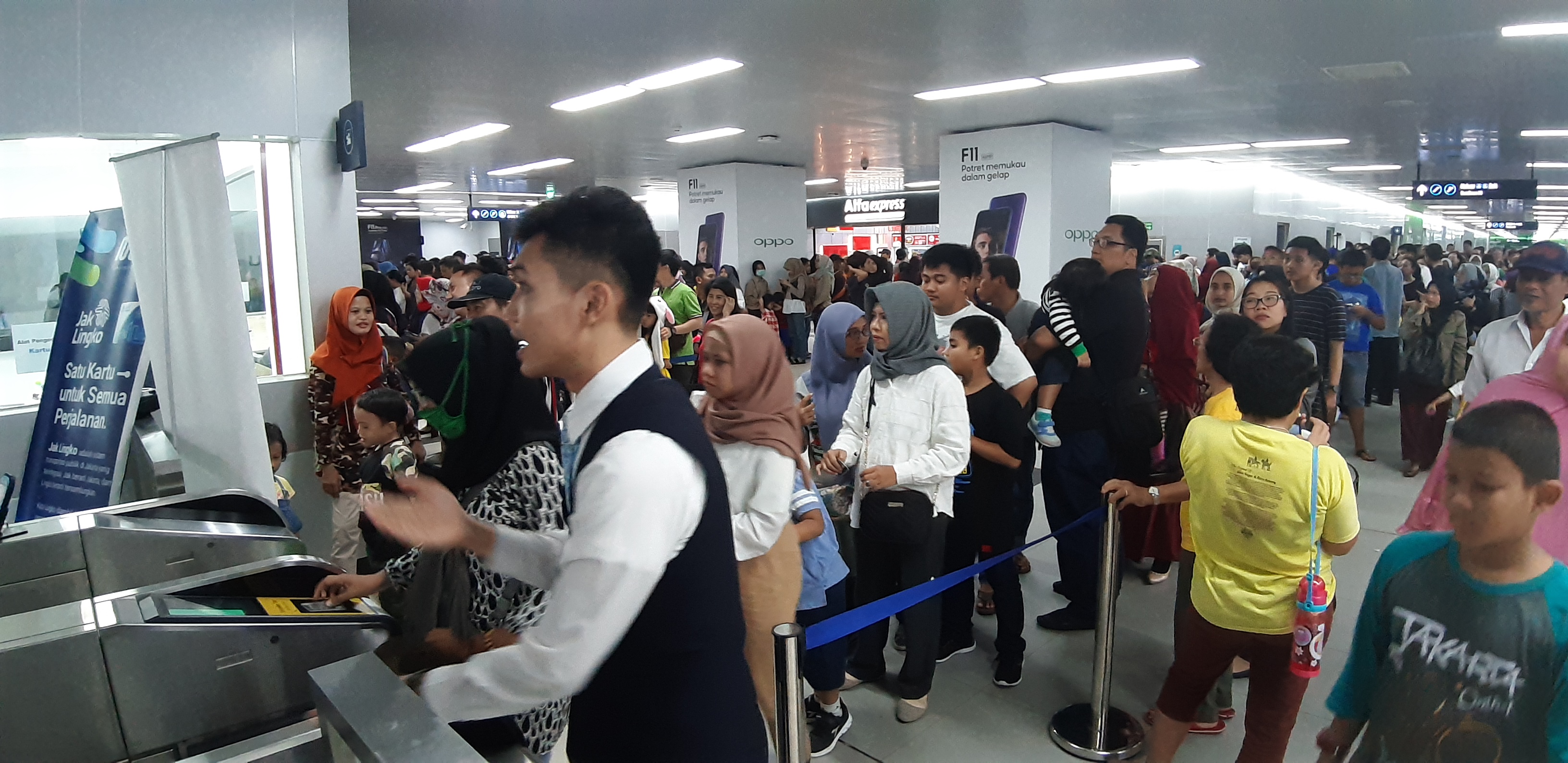Antrean di gerbang elektronik Stasiun MRT Bundaran HI, Sabtu (8/9).