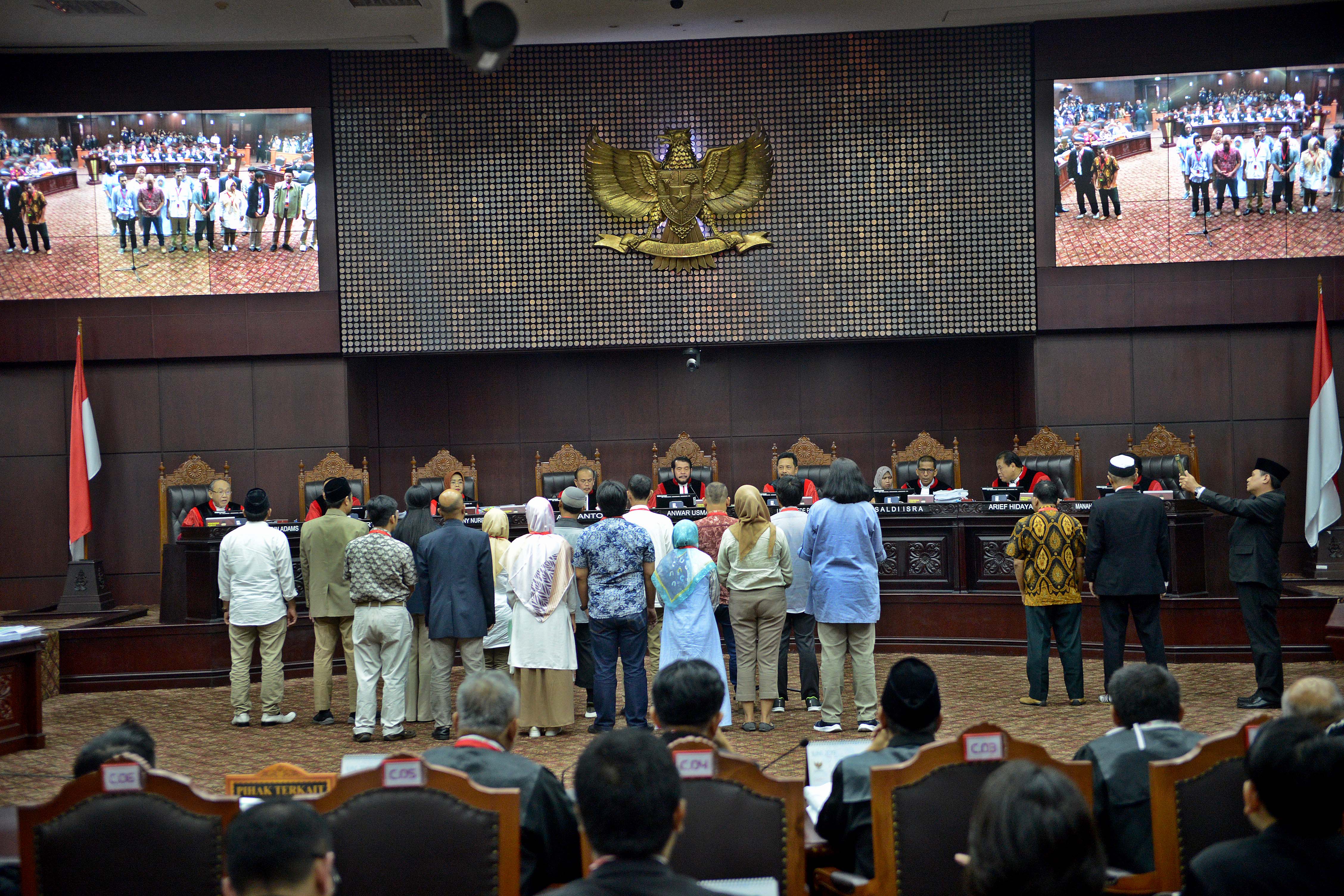 Sejumlah saksi dan ahli dari pihak Prabowo Subianto-Sandiaga Uno diambil sumpah di Gedung Mahkamah Konstitusi, Jakarta, Rabu (19/6/2019).