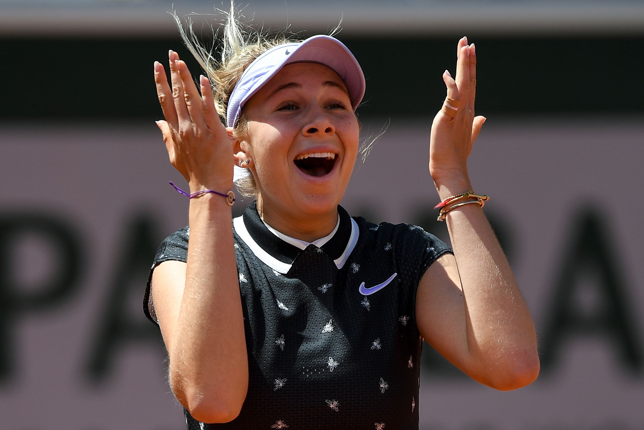 Amanda Anisimova bereaksi usai mengalahkan Simona Halep di perempat final Prancis Terbuka