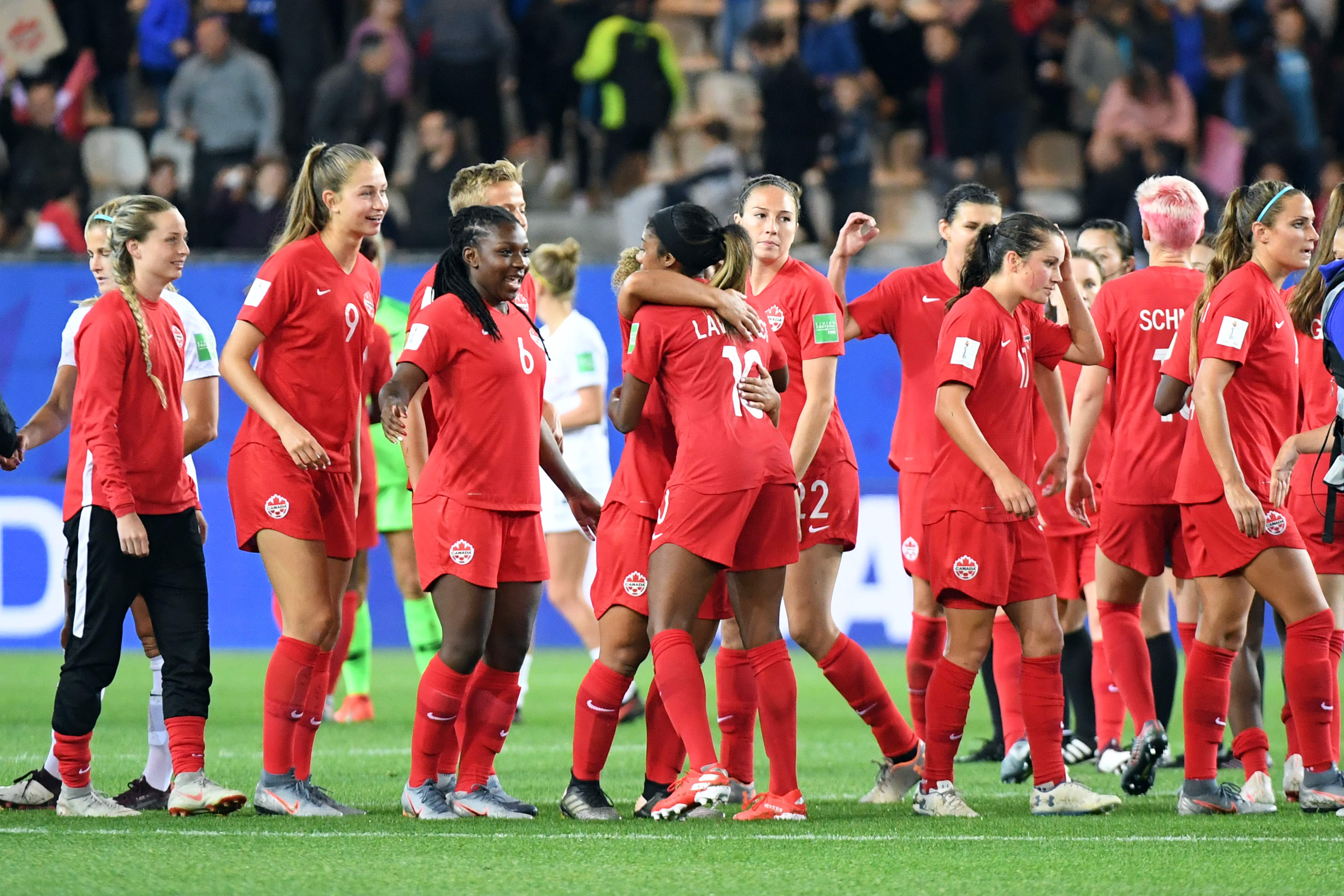 Para pemain Kanada merayakan kemenangan mereka atas Selandia Baru di babak penyisihan grup Piala Dunia Putri.