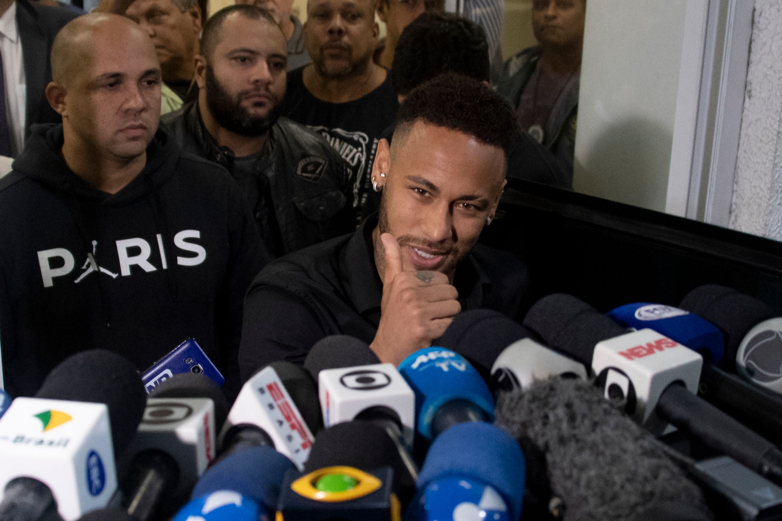 Neymar meninggalkan kantor polisi di Rio de Janeiro usai memberi keterangan terkait kasus pemerkosaan yang menimpa dirinya.